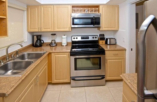 Santa Barbara Estates Condo | Kanda Zen Apt 2 - pool & walk to the beach!