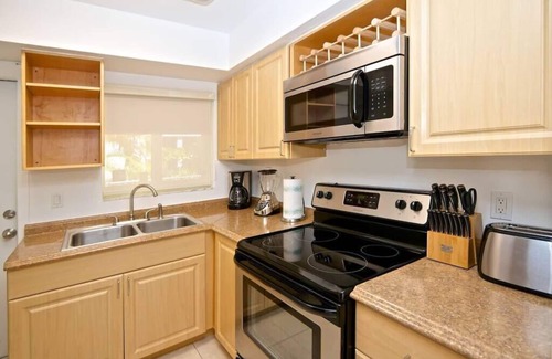 Santa Barbara Estates Condo | Kanda Zen Apt 2 - pool & walk to the beach!