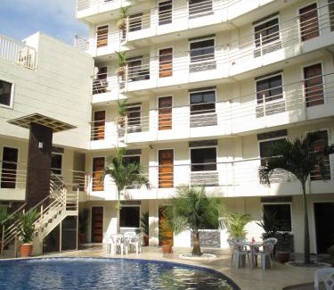 Balibago Apartment | KANDI B11, Poolside, Free Netflix, 250 MBPS, 55" Smart TV, Deluxe King Bed, Fully Equipped Kitchen, Electric is Xtra