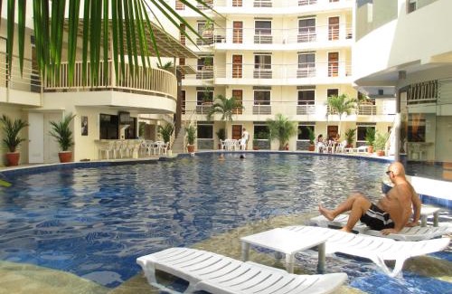 Balibago Apartment | KANDI B11, Poolside, Free Netflix, 250 MBPS, 55" Smart TV, Deluxe King Bed, Fully Equipped Kitchen, Electric is Xtra