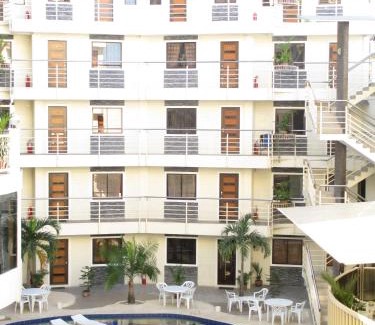 Balibago Apartment | KANDI B11, Poolside, Free Netflix, 250 MBPS, 55" Smart TV, Deluxe King Bed, Fully Equipped Kitchen, Electric is Xtra