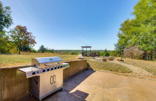 Manhattan House | Kansas Gem with Fire Pit and Views 10 Mi to Dtwn!
