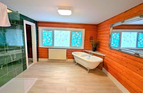 Blairgowrie Cabin | Kaoglen Doe-Feature Bathroom-Cairngorms-Pets Allowed