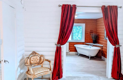 Blairgowrie Cabin | Kaoglen Doe-Feature Bathroom-Cairngorms-Pets Allowed