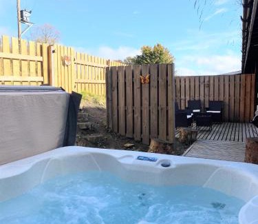 Blairgowrie Cabin | Kaoglen Squirrel Drey-Hot Tub-Pet Friendly-Perth