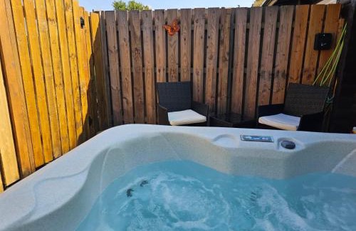 Blairgowrie Cabin | Kaoglen Zen-Feature Bath-Dunkeld-Route 500