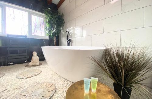 Blairgowrie Cabin | Kaoglen Zen-Feature Bath-Dunkeld-Route 500