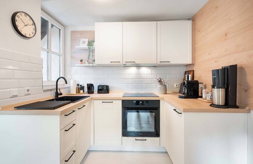 Aidlingen Apartment | Karibu Nyumbani - Exceptional maisonette apartment with balcony and workspace