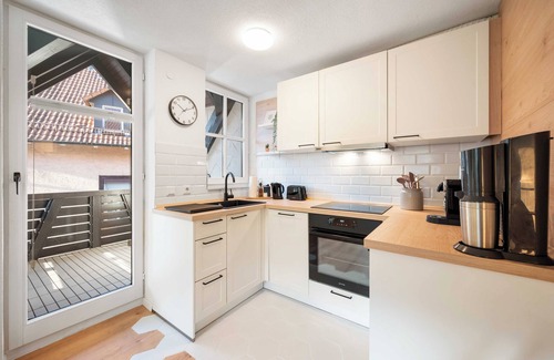 Aidlingen Apartment | Karibu Nyumbani - Exceptional maisonette apartment with balcony and workspace