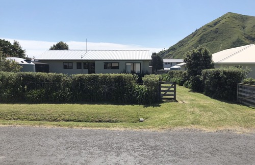 Mahia House | Karo Cottage,Taylors Bay - comfortable and cosy for your next beach holiday.