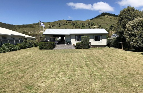 Mahia House | Karo Cottage,Taylors Bay - comfortable and cosy for your next beach holiday.