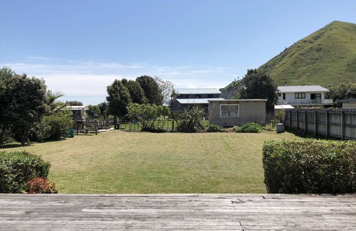 Mahia House | Karo Cottage,Taylors Bay - comfortable and cosy for your next beach holiday.