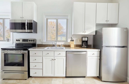 Del Ray Apartment | Kasa Del Ray | Walkable Potomac Neighborhood, Full Studio | Alexandria