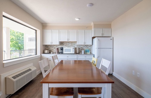 Traverse City Apartment | Kasa Gold Coast Inn Traverse City