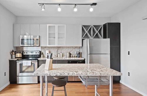 South Side Flats Apartment | Kasa | See Steel City, Family Friendly Space | Pittsburgh