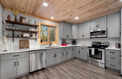 Altmar Cabin | Kasoag Lake lodge-ATV + snowmobile right from your door.Great fishing close by!n