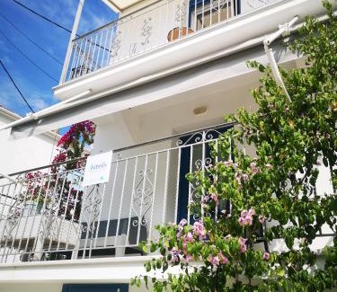 Trikeri House | Kassi's seaside escape