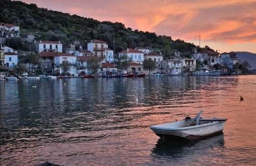 Trikeri House | Kassi's seaside escape