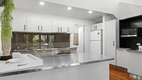 Coffs Harbour House | Kasuari - Just Steps to Pool and Beach