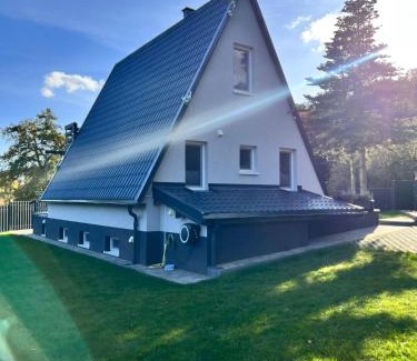 Suleczyno House | Kaszubska Kryjówka - Komfortowy 8 osobowy Domek w sercu Kaszub - Jacuzzi, Sauna, Rowerek Wodny, Jezioro, Las, Salon Gier!
