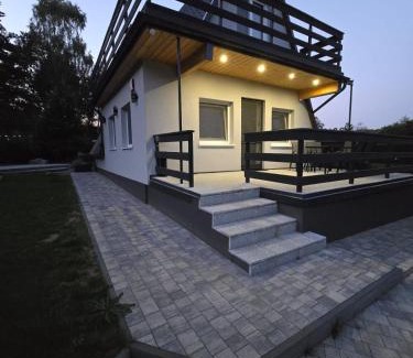 Suleczyno House | Kaszubska Kryjówka - Komfortowy 8 osobowy Domek w sercu Kaszub - Jacuzzi, Sauna, Rowerek Wodny, Jezioro, Las, Salon Gier!