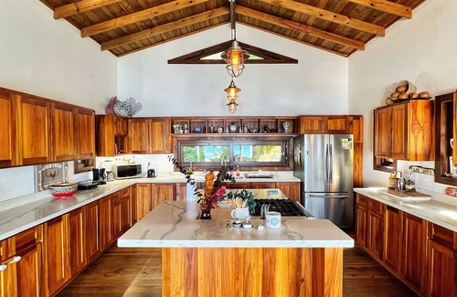 Roatan House | Kathathu del Mar: oceanfront 2 bedroom house with AC, WiFi, hot tub and pool.