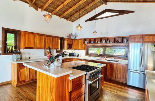 Roatan House | Kathathu del Mar: oceanfront 2 bedroom house with AC, WiFi, hot tub and pool.