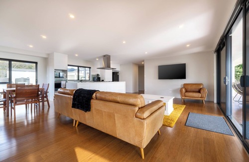 Kawakawa Bay House | Kawakawa Bay Beach Bliss - Auckland Holiday Home