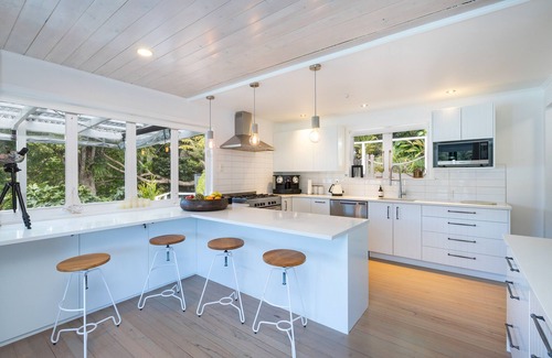 Kawau Island Resort | Kawau Lodge - Kotuku Master Suite plus 5 bedrooms