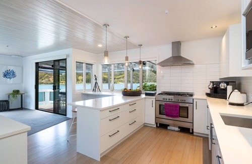 Kawau Island Resort | Kawau Lodge - Kotuku Master Suite plus 4 bedrooms