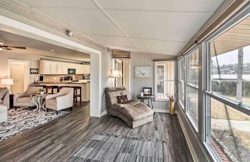 Rockwell House | Kayaks, Dock: Waterfront Escape on Lake Hamilton!
