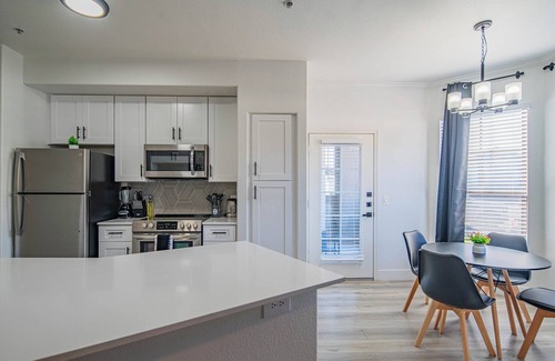 Glendale Sports and Entertainment District Apartment | KB - Zone
