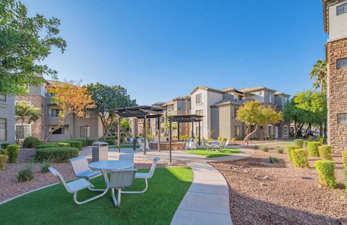 Glendale Sports and Entertainment District Apartment | KB - Zone