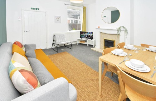 Stoke-on-Trent House | Keary House by YourStays, Stoke, with a touch of Scandinavia, 3 bedrooms, BOOK NOW!