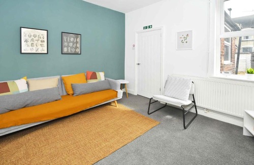 Stoke-on-Trent House | Keary House by YourStays, Stoke, with a touch of Scandinavia, 3 bedrooms, BOOK NOW!