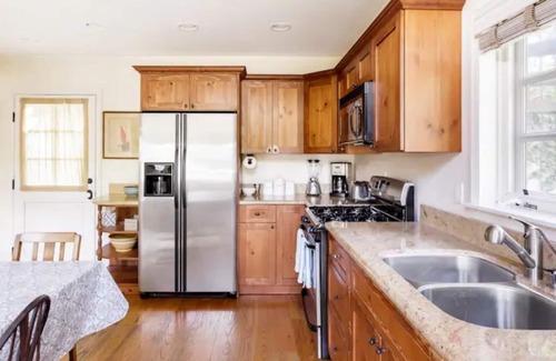 Encino House | Keep Cool in the Poolside Shade at a Charming Encino House