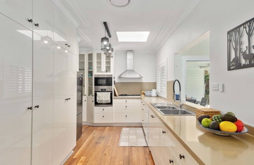 Keiraville House | Keira Poolside Escape Wollongong and UOW Proximity