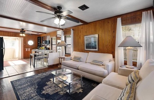 Bacliff House | Kemah Cottages on Walsh - Hospitality House