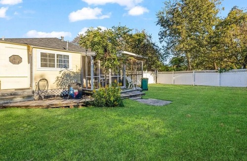 Bacliff House | Kemah Cottages on Walsh - Hospitality House