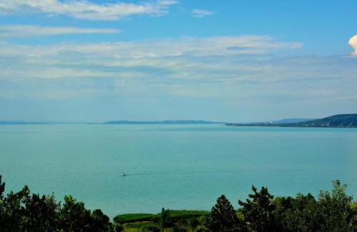 Balatonkenese Apartment | Kenese Panoráma Apartman