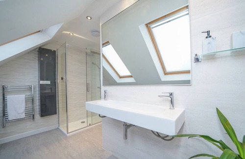 Kenilworth House | Kenilworth with Parking + 24hr Gym, Pets, Netflix