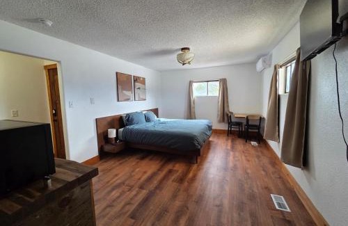 Cedaredge Hotel | Kennymores Grill and Lodging