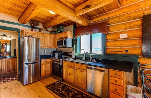 Michigan Hill Cabin | Kenosha Log Cabin with Beautiful Mountain Views