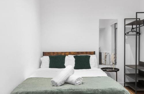 St. Helen's House | Kensington Home with Private Bathroom & Garden