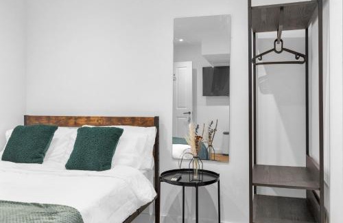 St. Helen's House | Kensington Home with Private Bathroom & Garden