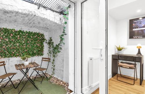St. Helen's House | Kensington Home with Private Bathroom & Garden