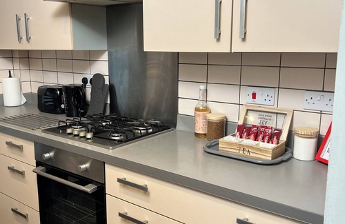 Dartford House | Kent Holiday Home | 5 Bedroom Luxe Home| Games & Free Parking| 2Mins To Crossing