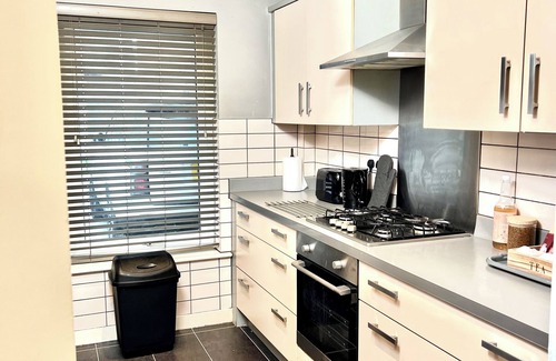 Dartford House | Kent Holiday Home | 5 Bedroom Luxe Home| Games & Free Parking| 2Mins To Crossing