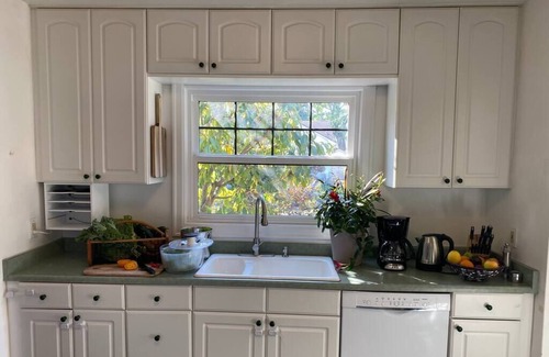 Kenton House | Kenton Garden Home: 2 minutes to shops, food & transit