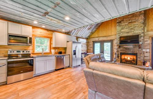 Hadley Apartment | Kentucky Cabin Retreat with Covered Porch and Views